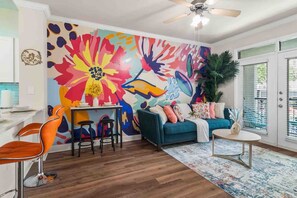 TV - Paradise Land-1BR Pool View/NRG/MedCenter/Galleria (Houston)