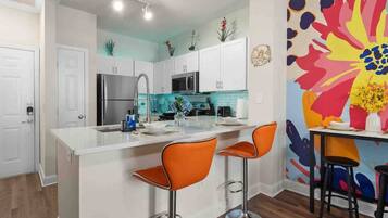 Frigorífico, microondas, horno y placa de cocina