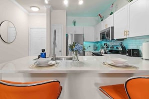 Fridge, microwave, oven, stovetop - Paradise Land-1BR Pool View/NRG/MedCenter/Galleria (Houston)