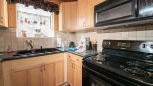 Basic Cabin | Private kitchen - Bear Pause (Big Bear Lake)