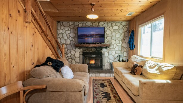 Basic Cabin | Living area - Bear Pause (Big Bear Lake)