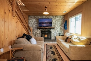 Living area - Bear Pause (Big Bear Lake)