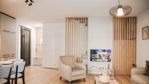Villa, 2 Bedrooms, Balcony, Garden View | Living room - Parrot's Home Lalez Bay (Ishëm)