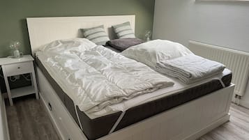 2 bedrooms, travel crib, free WiFi