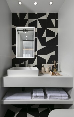 Shower, towels - Bezalel - Gutman Suite (Jerusalem)