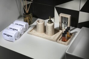 Shower, towels - Bezalel - Sky Suite - Three Bedroom Apartment, Sleeps 6 (Jerusalem)