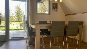 Bungalow, 3 Bedrooms, Terrace, Garden View | Dining