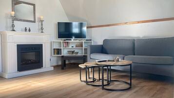 Bungalow, 3 Bedrooms, Terrace, Garden View | Living area