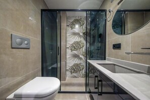 Elite Room, 1 Double Bed, Sea View | Bathroom | Rainfall showerhead, free toiletries, hair dryer, bathrobes - Ornella Hotel (Edremit)