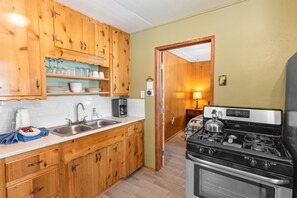 Perusmökki | Yksityinen keittiö | Mikroaaltouuni, vedenkeitin