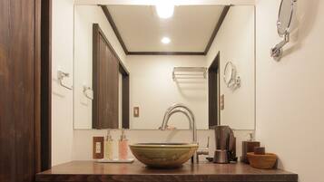 Traditional House | Bathroom