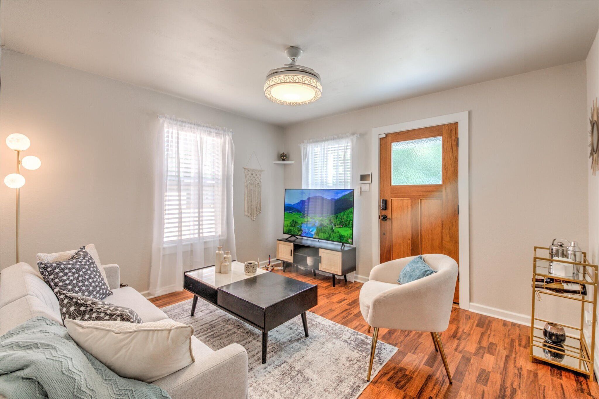 Hip Bungalow close to Downtown, Airport, Lady Bird Lake, and Lake Travis