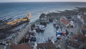 Une ville côtière dotée d’un port, de bateaux et de bâtiments.