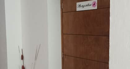 ¡A tan Solo un Minuto de Catedral y Debajo del Teleférico!