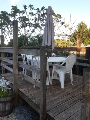 Outdoor dining - Gîte suitable for events with family or friends (Beaulieu-sur-Layon)