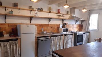 Wasserkocher mit Kaffee-/Teezubehör, Kühlschrank, Mikrowelle, Ofen