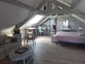 A cozy attic bedroom with a bed, a small desk, and a sofa. - Gîte suitable for events with family or friends (Beaulieu-sur-Layon)