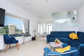 Villa, 3 Bedrooms, Accessible, Balcony | Living area