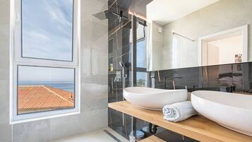 Villa, 3 Bedrooms, Accessible, Balcony | Bathroom