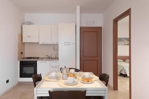 Apartamento, 2 quartos, sacada | Opções para refeição