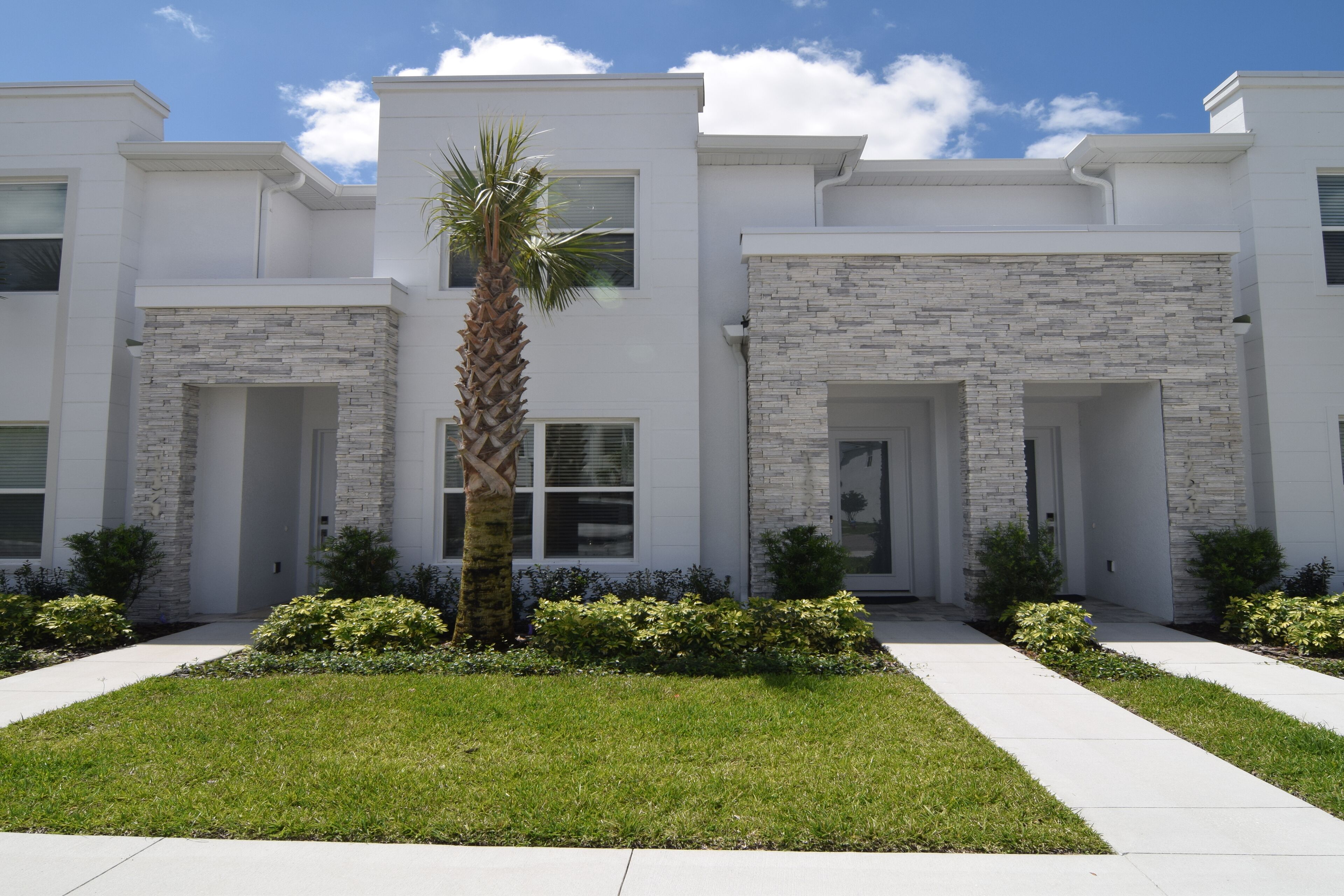 New Stylish 3 bed/3 bath Townhouse with Dip Pool, just 9 miles to Disney World!