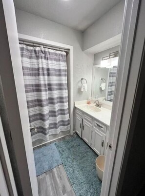 Toallas, jabón, shampoo, papel de baño 