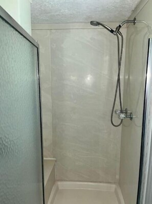 Handtücher, Seife, Shampoo, Toilettenpapier