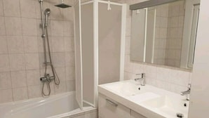 Shared Dormitory, 1 Bedroom, Terrace | Bathroom shower - Room-cosy Room In Antwerpen (Mortsel)