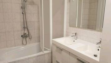 Asrama Umum, 1 kamar tidur, teras | Shower kamar mandi