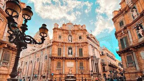 A historic plaza with ornate buildings, a fountain, and pedestrians. - Holiday Home Sofia Palermo (Palermo)