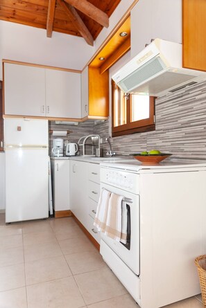 House, 1 Bedroom, Balcony, Lake View | Interior