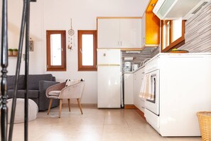 House, 1 Bedroom, Balcony, Lake View | Interior