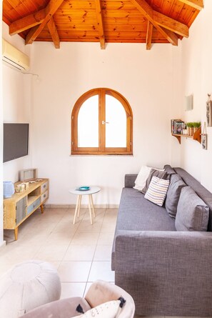 Huis, 1 slaapkamer, balkon, uitzicht op meer | Woonkamer