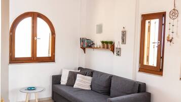 Ferienhaus, 1 Schlafzimmer, Balkon, Seeblick | Wohnzimmer