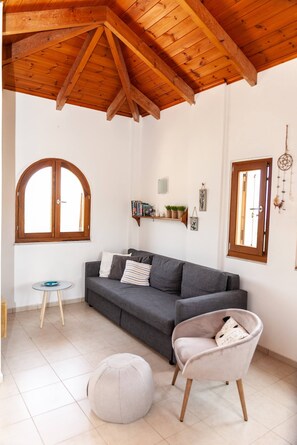 Ferienhaus, 1 Schlafzimmer, Balkon, Seeblick | Wohnzimmer