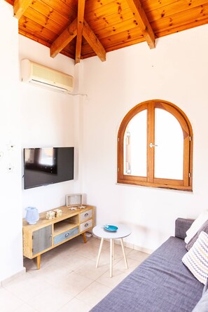 House, 1 Bedroom, Balcony, Lake View | Living room