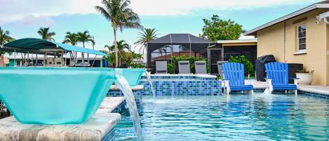 Een buitenzwembad en een verwarmd zwembad