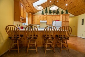 Basic Cabin | In-room dining - Moonridge Heaven (Big Bear Lake)