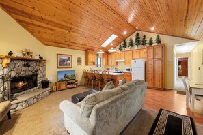 Living area - Moonridge Heaven (Big Bear Lake)