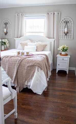 3 bedrooms, desk, iron/ironing board, travel crib