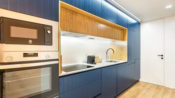 Een koelkast, een magnetron, een oven, een vaatwasser