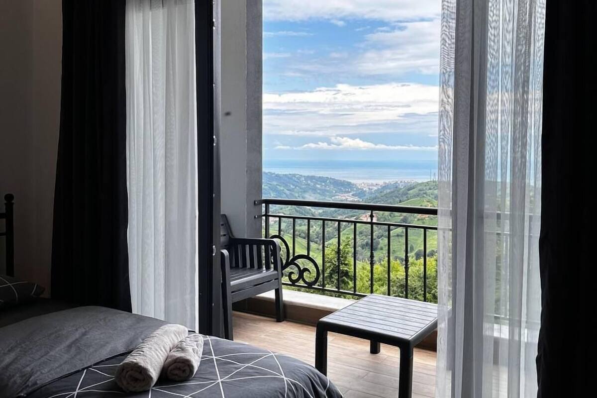 Deluxe-Zimmer, Mehrere Betten, Raucher, Meerblick | Hochwertige Bettwaren, Daunenbettdecken, individuell dekoriert