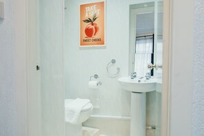 Dobbeltrom – comfort, eget bad | Bad | Dusj, toalettartikler (inkludert) og håndklær