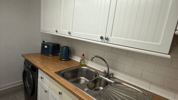 Iron/ironing board, bed sheets