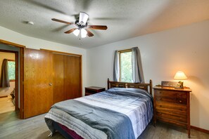 5 bedrooms, desk, WiFi, bed sheets