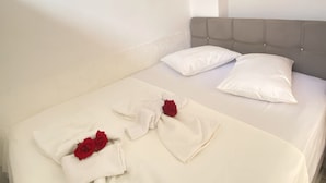 A hotel room with two beds, each with white linens and pillows, and a red rose on one bed. - Sedef Pansiyon Apart Otel Sarkoy (Sarkoy)