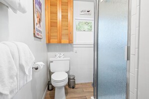 Basic Cabin | Bathroom
