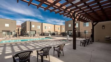 Una piscina al aire libre, una piscina climatizada