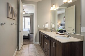 Lúxushús - 4 svefnherbergi - verönd - fjallasýn | Baðherbergi | Aðskilið baðker/sturta, hárblásari, handklæði, sápa