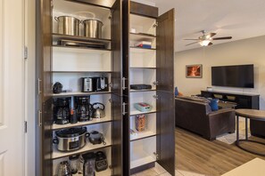 Full-sized fridge, microwave, oven, stovetop